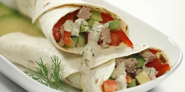 Tortillas mit Eva-Thunfischverbreitungsbelag