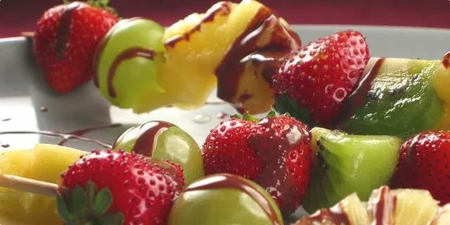Fruit skewers with chocolate sauce