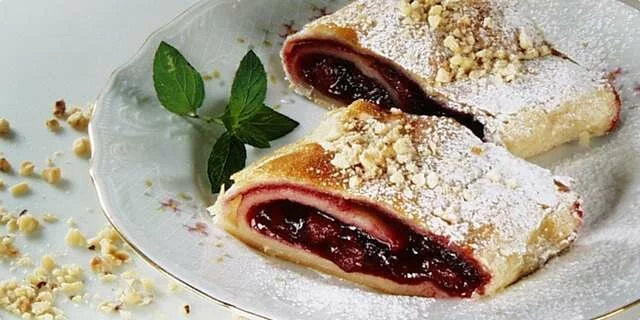 Strudel avec le remplissage de cerise