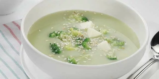 Sopa de brócoli y coliflor con queso