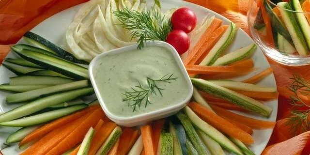 Légumes frais avec de la sauce à aneth