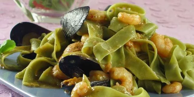 Green noodles with shellfish