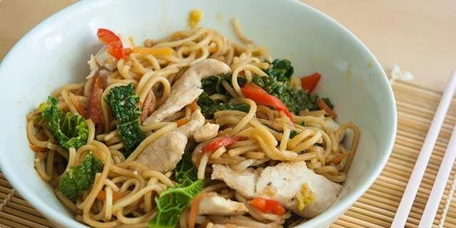 CHICKEN CHOW MEIN - курица, овощи и макароны по-китайски