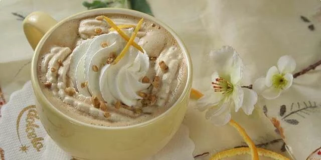 Café con crema batida aromática