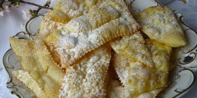 Crostuli (или chiacchiere, frappe, bugie, cenci, galani)