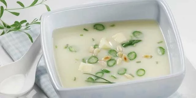 Asparagus soup with pine nuts and cheese