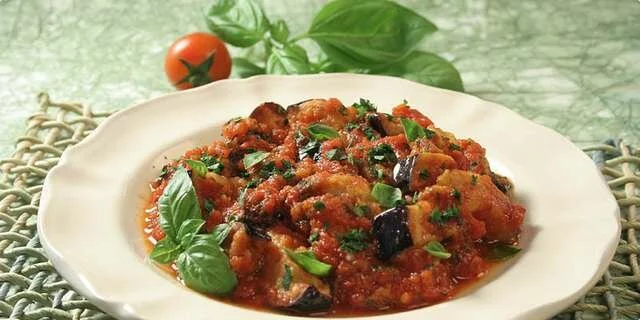 Eggplants in tomato and garlic sauce