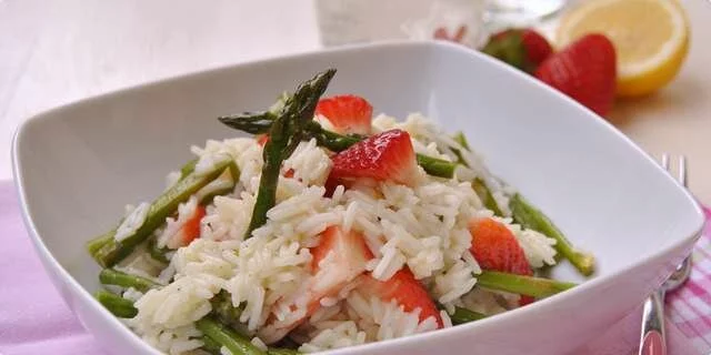 Arroz basmati con espárragos y fresas