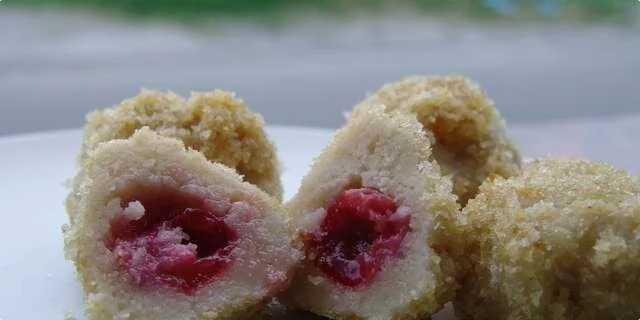 Albóndigas de cuscús con cerezas