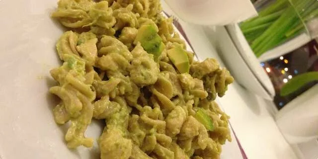 Aguacate con pollo y pasta