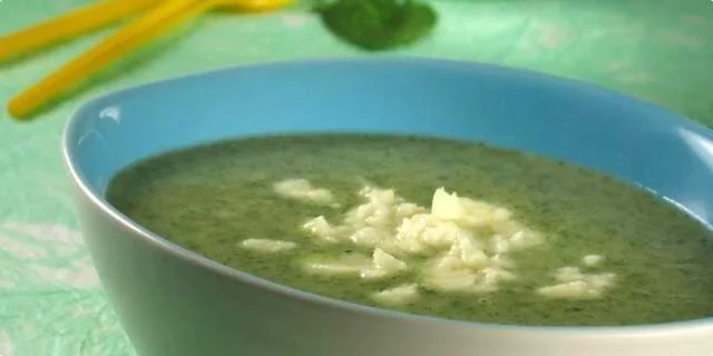 Sopa dos espinafres com queijo de feta