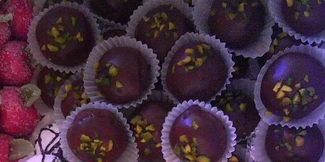 Almond and chocolate balls