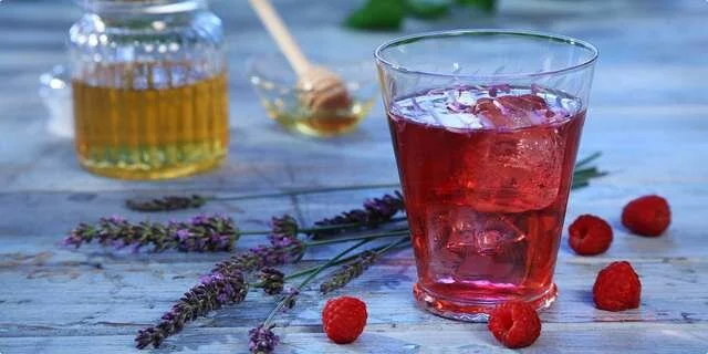 Tè del cocktail con lavanda