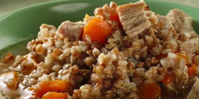 Una minestra calorosa con il porridge e la carne del grano saraceno