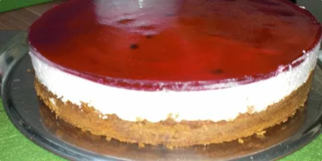 Arándanos y cerezas en una tarta de queso crema