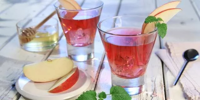Cranberry iced tea with apple