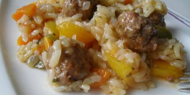 Albóndigas con arroz y pimentón