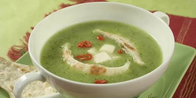 Soupe avec le piment et la courgette