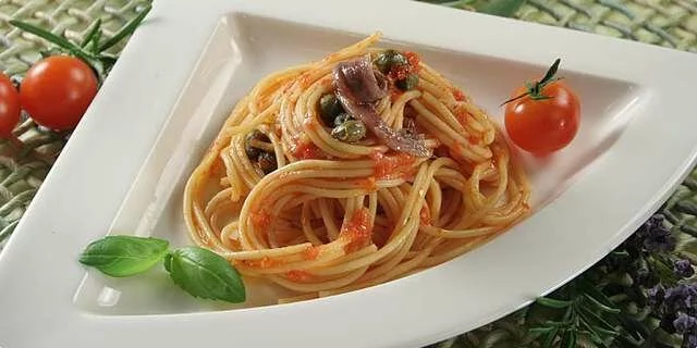 Spaghetti with puttanesca