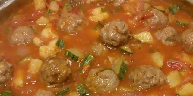 Albóndigas con calabacín y tomates