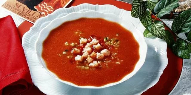 Gazpacho (soupe froide espagnole avec des légumes)