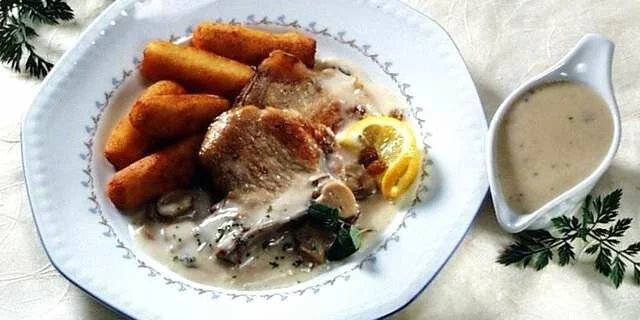 Cutlets in mushroom sauce