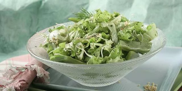 Salade avec le germe de blé frais
