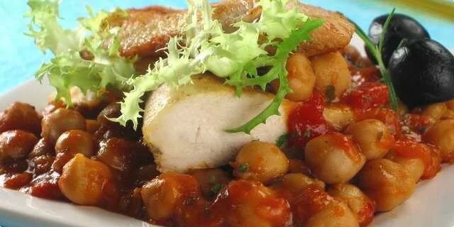 Chicken with chickpeas in sauce