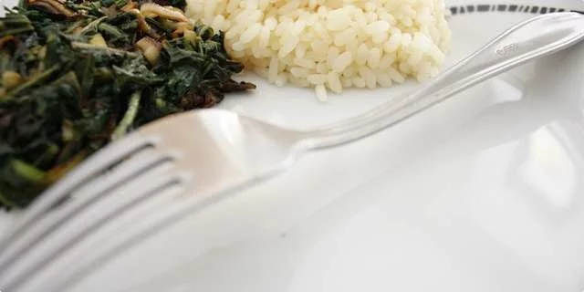 Achicoria salvaje sobre puerro con arroz