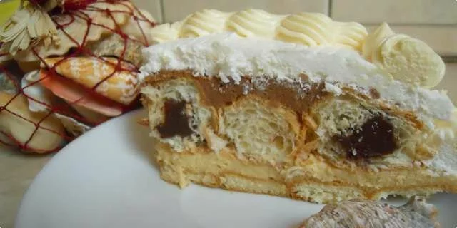 A cake with 7 days croissants
