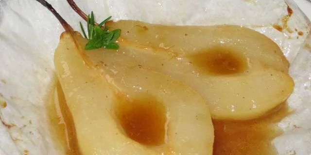 Amaretto de pera al horno