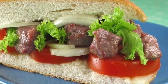 Kebab in einem Brötchen