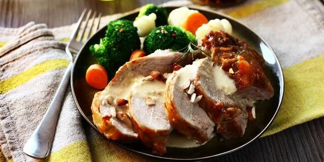 Roast lamb with almonds