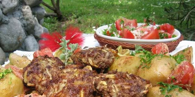 Albóndigas con calabacín y patatas con ensalada italiana