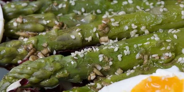 Asparago con uova, olio d’oliva e aglio (спаржа с яйцами, оливковым маслом и чесноком)