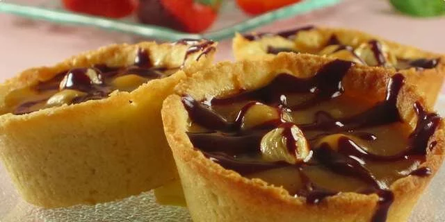 Paniers avec de la crème de caramel