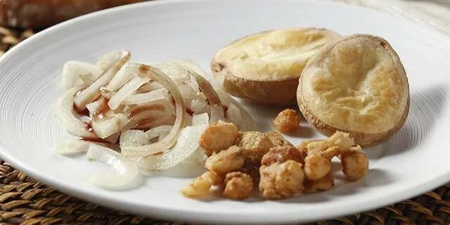 Baked pole and onion salad