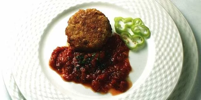 Bifes da farinha de aveia no molho de tomate