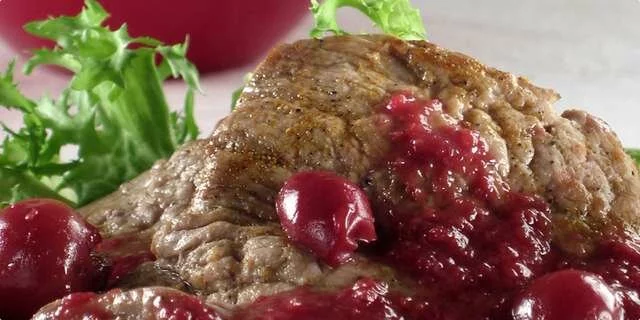 Veal steaks in cherry sauce