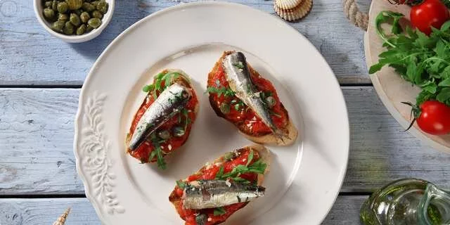 Bruschetta con sardinas