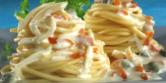 Spaghetti avec des saumons