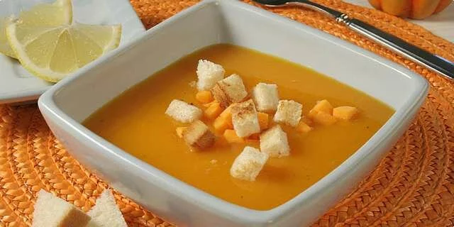 Crema della minestra gialla della zucca