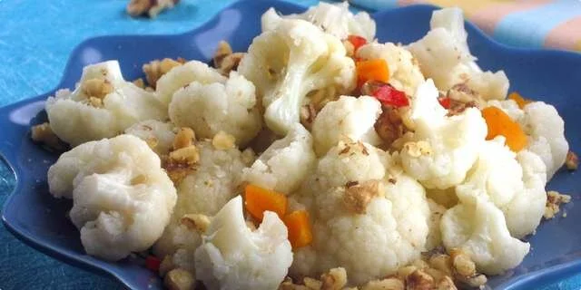 Insalata del cavolfiore con i semi di sesamo a terra