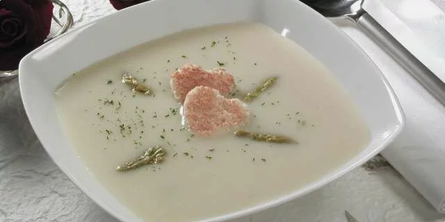 Cream of asparagus soup