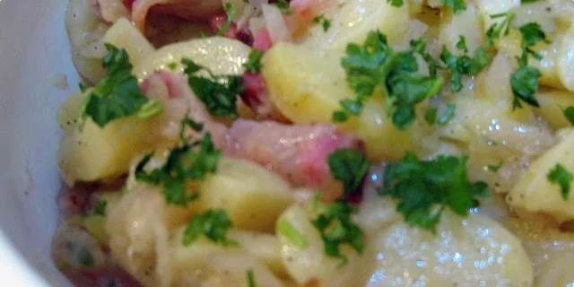 Bayerischer lauwarmer Kartoffelsalat (теплый картофельный салат Bayerischer)