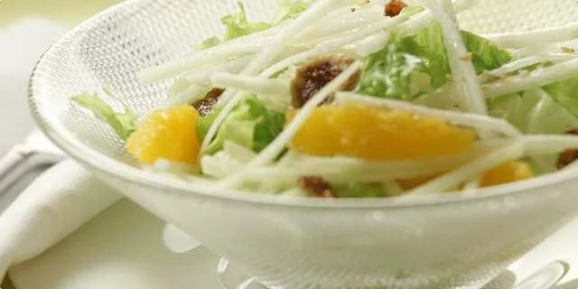 Salada da couve-rábano e de fruto