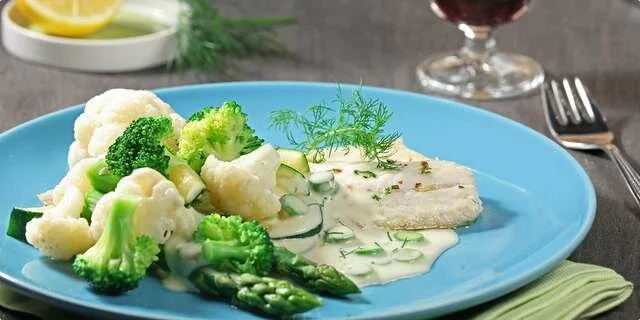 Légumes avec de la sauce à asperge