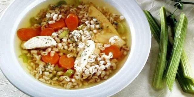 Sopa de pollo con cebada