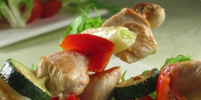 Brochetas de pollo con verduras