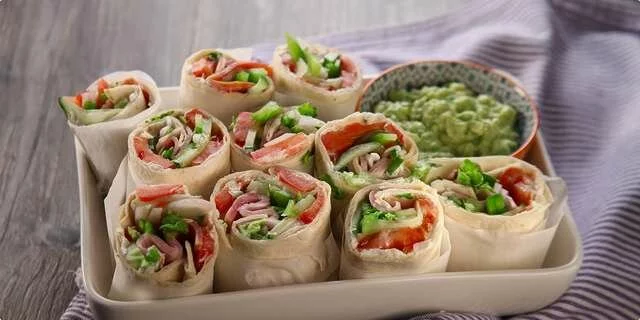 Rolls with cream cheese and vegetables